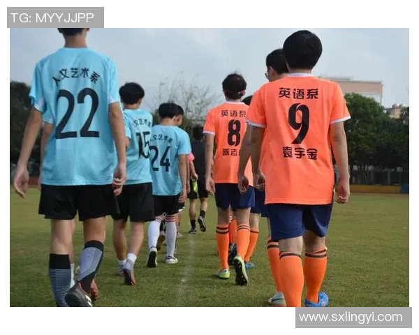 绿茵闪耀巨星风采展现足球英雄拼搏与荣耀瞬间